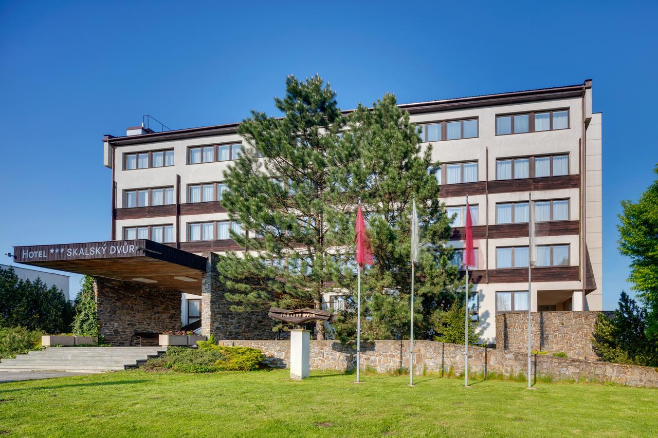 Hotel Skalsky Dvur Bystrice nad Pernstejnem Buitenkant foto